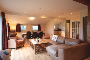 Smart-TV, bøker og stereoanlegg