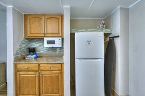 Kühlschrank, Mikrowelle, Wasserkocher mit Kaffee-/Teezubehör, Toaster