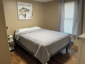 3 عدّة غرف نوم وواي فاي وملاءات أسرّة