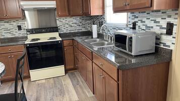 Microondas, horno y placa de cocina