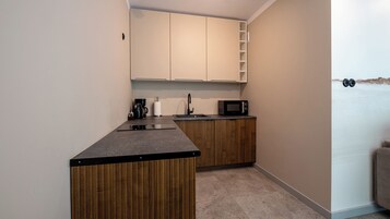 Refrigerador, placa de cocina, tetera/pava eléctrica