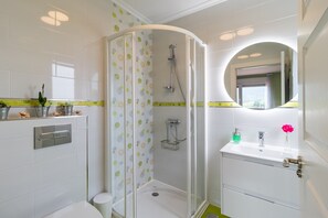 Shower, hair dryer, towels - Apartment 'Gloria-Patchwork' with Sea View, Shared Garden and Wi-Fi (Ubiarco)