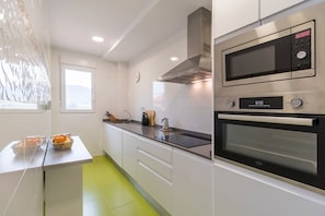 Een koelkast, een magnetron, een oven, een kookplaat