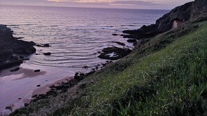 A coastal landscape with rocky terrain and grassy areas. - Apartment 'Gloria-Patchwork' with Sea View, Shared Garden and Wi-Fi (Ubiarco)