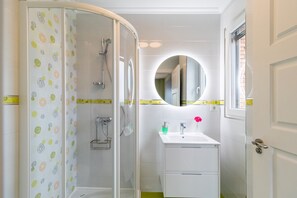 Douche, séchoir à cheveux, serviettes fournies