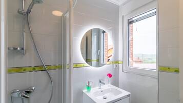 Dusche, Haartrockner, Handtücher