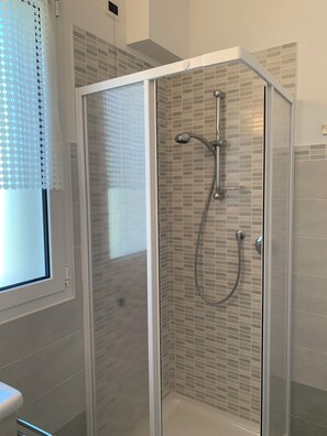 Shower, hair dryer, bidet, towels - Halfway between the sea and the hill is the ideal place for your relaxation... (Sciarborasca)