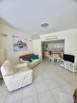 Vila, 4 quartos, piscina particular, vista para o jardim | Sala de estar