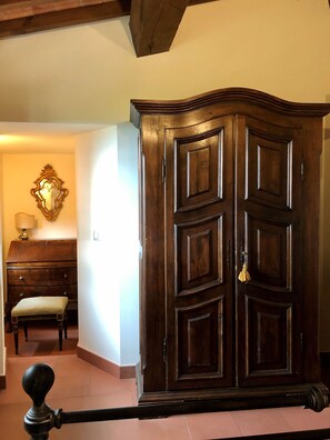 3 bedrooms, free cots/infant beds, free WiFi, bed sheets