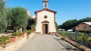 A small building with a bell tower, a door, and a circular window. - Tenuta dei Mandorli Pool Wifi Peccioli (Peccioli)