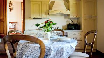 Apartemen Klasik | Dapur pribadi | Lemari es, microwave, oven, dan kompor