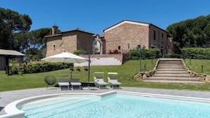 A stone building with a swimming pool, outdoor seating, and a staircase leading up to the building. - Tenuta dei Mandorli Pool Wifi Peccioli (Peccioli)