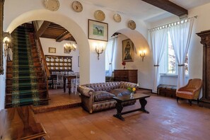 Villa | Living area | 32-inch flat-screen TV with satellite channels - Tenuta dei Mandorli Pool Wifi Peccioli (Peccioli)