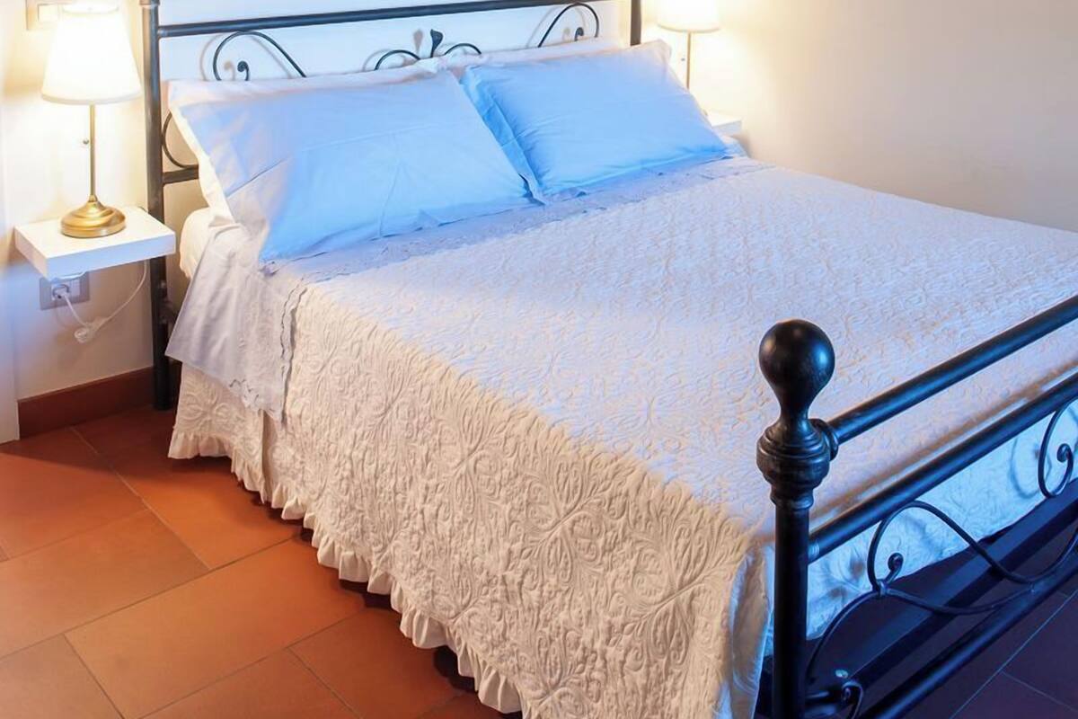 3 bedrooms, free cots/infant beds, free WiFi, bed sheets