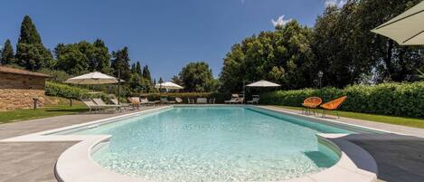 Sæsonbestemt udendørs pool, parasoller, liggestole