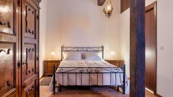 3 bedrooms, free cots/infant beds, free WiFi, bed sheets