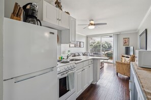 Kühlschrank, Mikrowelle, Wasserkocher mit Kaffee-/Teezubehör, Toaster