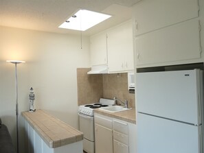 Kjøleskap, mikrobølgeovn, kaffetrakter/tekoker og brødrister