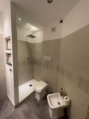 Douche, sèche-cheveux, serviettes fournies