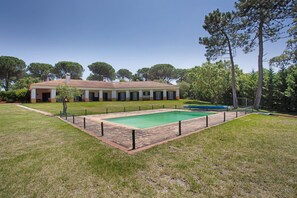 Pool - Villa 'Quinta Centieira-Scalab Wine Estate' with Mountain View, Wi-Fi and Air Conditioning (Santarém)