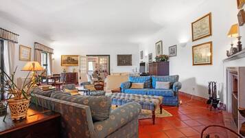 TV, fireplace, ping pong