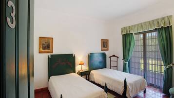 5 bedrooms, iron/ironing board, free WiFi, bed sheets