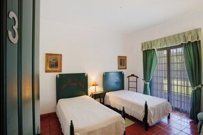 5 habitaciones, tabla de planchar con plancha y wifi gratis 