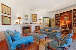 TV, fireplace, ping pong - Villa 'Quinta Centieira-Scalab Wine Estate' with Mountain View, Wi-Fi and Air Conditioning (Santarém)