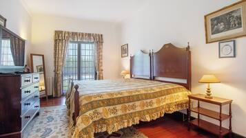 5 bedrooms, iron/ironing board, free WiFi, bed sheets