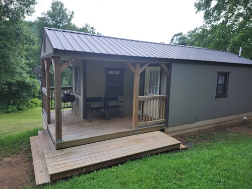 Cozy 1-bedroom house in awesome Lambsburg with WiFi, AC , swimming pool.