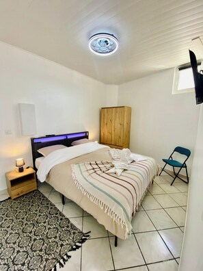 3 室のベッドルーム、アイロン / アイロン台、旅行用ベビーベッド、WiFi (無料)