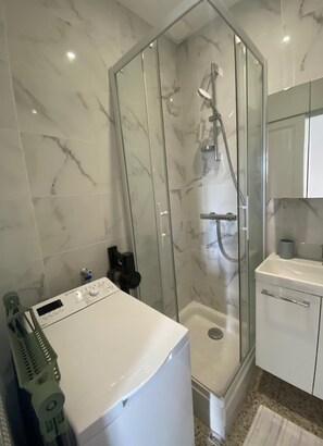 シャワー、ヘアドライヤー、タオル、石鹸