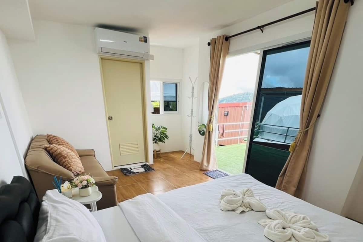 Signature Room, 1 Bedroom, Mountain View | Desk, free WiFi