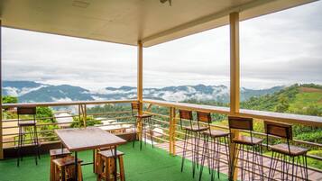 Esmorzar diari de cuina local gratuït