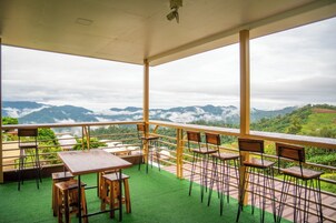 Desayuno con opciones de la cocina local incluido todos los días 