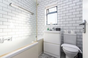 House | Bathroom | Combined shower/tub, free toiletries, towels, soap - Coventry House (Coventry)
