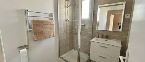 Dusj, hårføner, såpe og toalettpapir