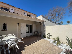 Outdoor dining - Sunny villa Richelieu (Occitanie)