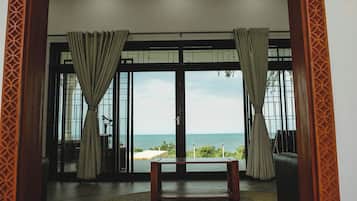 Superior-hus - køkken - havudsigt | Opholdsområde | 50-tommers smart-tv med digitale kanaler