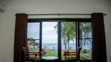 Tabla de planchar con plancha, wifi gratis y ropa de cama