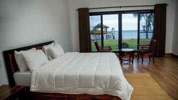 Tabla de planchar con plancha, wifi gratis y ropa de cama