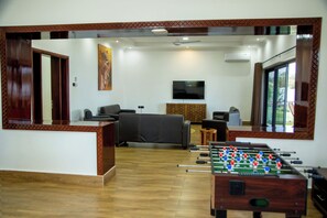 Villa superior, cocina, vista al océano | Área de sala de estar | Smart TV de 50 pulgadas con canales digitales 