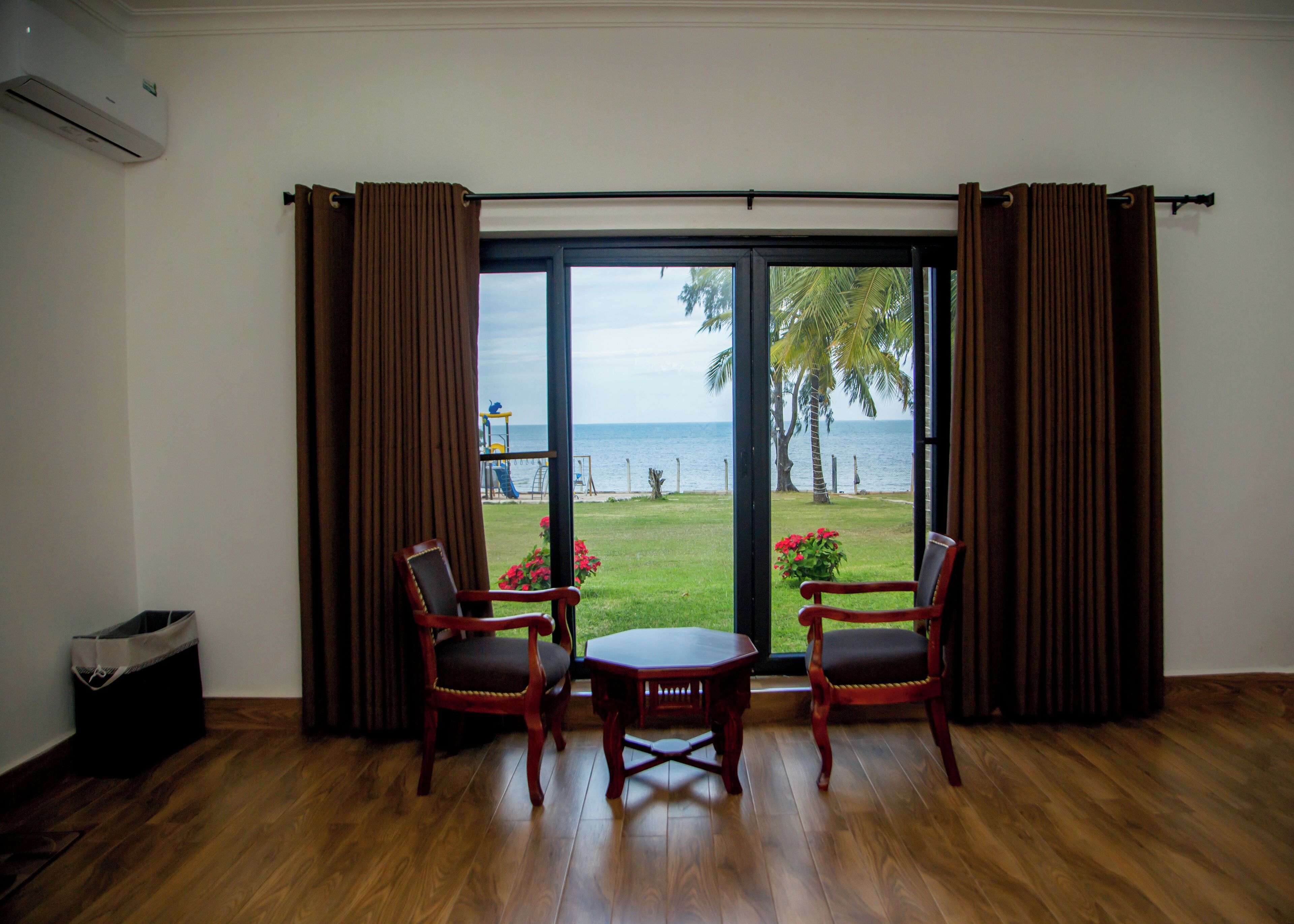 Tabla de planchar con plancha, wifi gratis y ropa de cama 