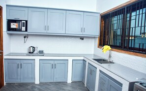 Casa superior, cocina, vista al océano | Cocina privada | Tetera eléctrica, tostadora, licuadora y congelador 