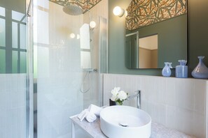 Dusche, Haartrockner, Bidet, Handtücher