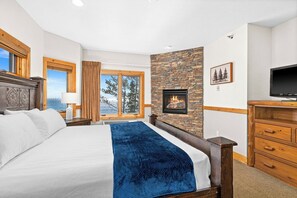 3 bedrooms, iron/ironing board, travel crib, free WiFi - Penthouse w/pool & hot tub (Two Harbors)