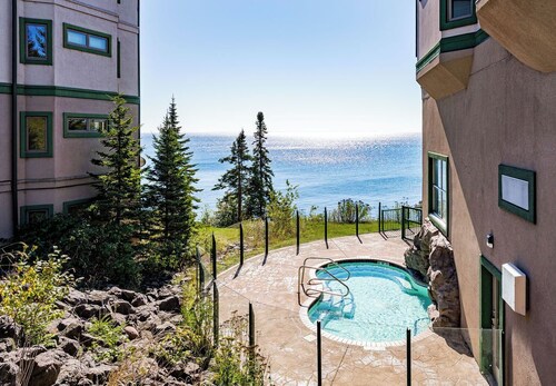 Penthouse w/pool & hot tub
