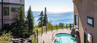 Penthouse w/pool & hot tub