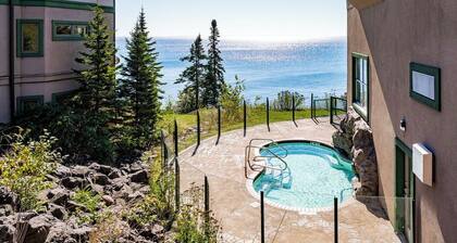 Penthouse w/pool & hot tub