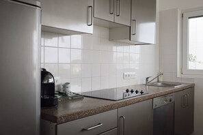 Kühlschrank, Mikrowelle, Herdplatte, Wasserkocher mit Kaffee-/Teezubehör